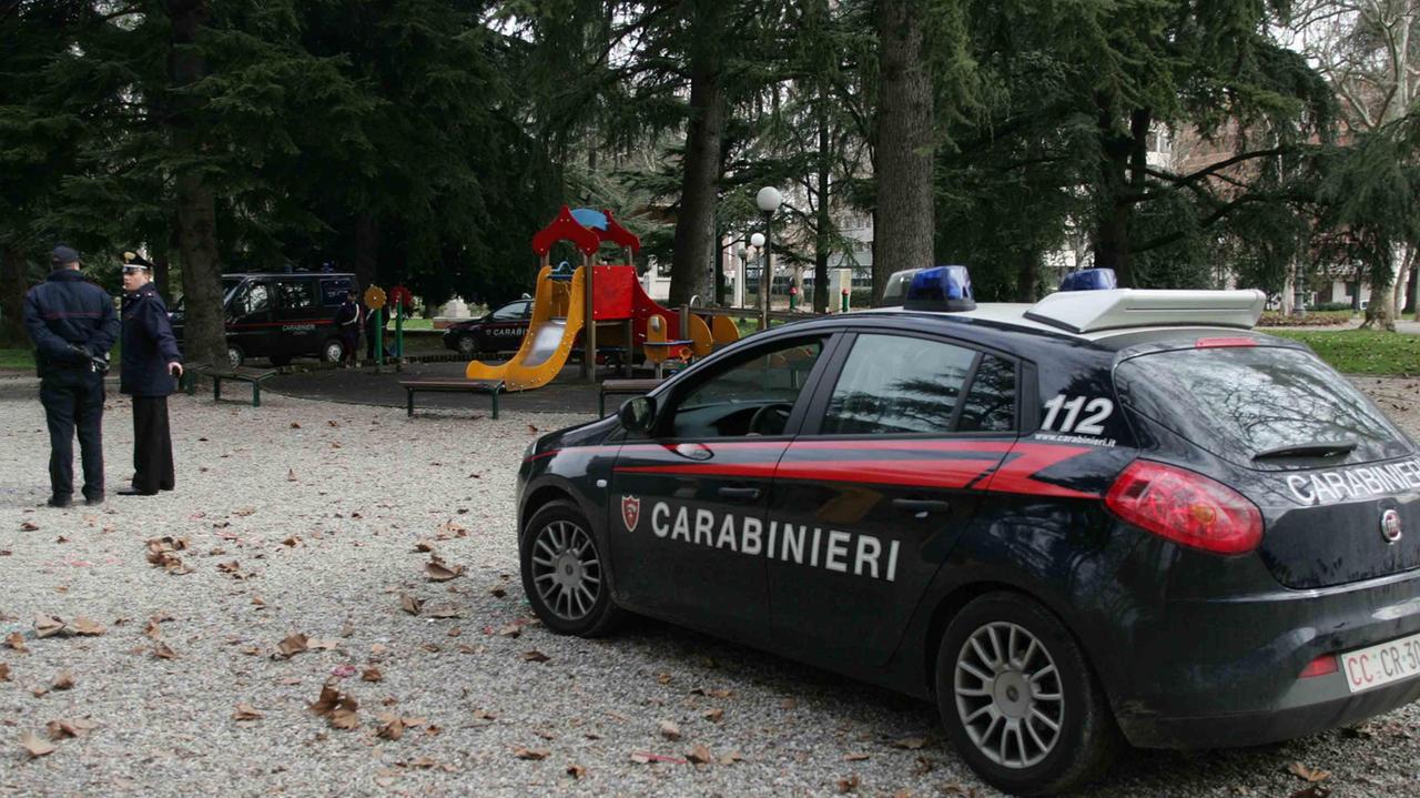 Minacciata con un paio di forbici per rapinarla del cellulare