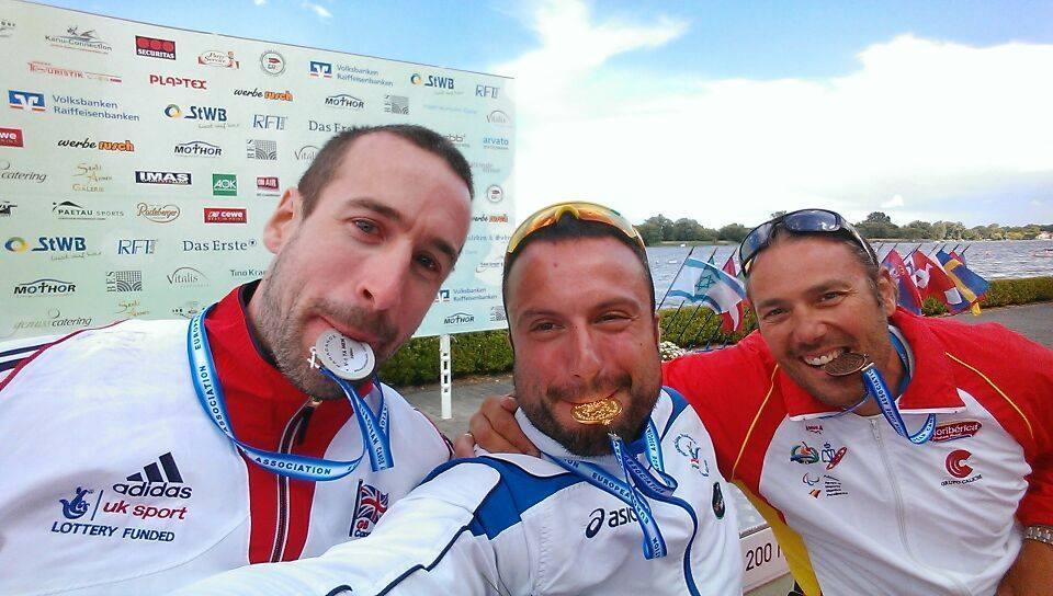 Pier Alberto Buccoliero (al centro) sul podio dopo una vittoria