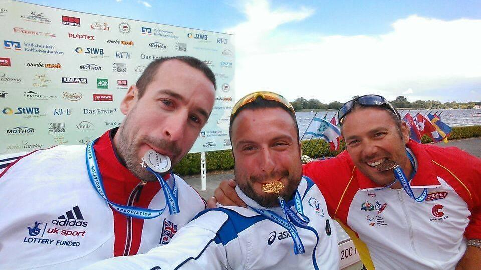 Pier Alberto Buccoliero (al centro) sul podio dopo una vittoria