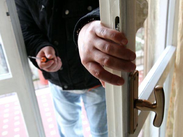 I ladri sono entrati nell'appartamento forzando una porta finestra