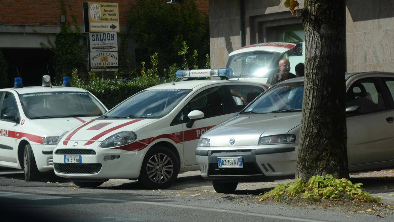 I vigili urbani impegnati in un controllo