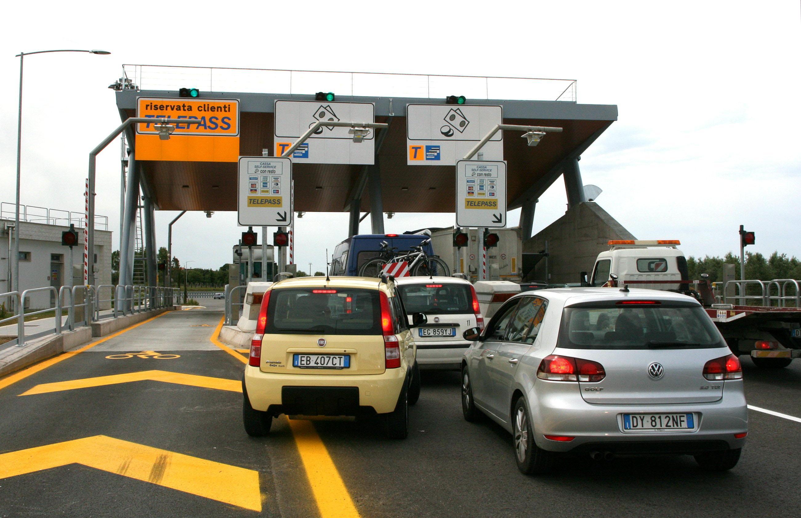 Auto in coda al casello sull'ultimo casello realizzato sulla Tirrenica a Rosignano