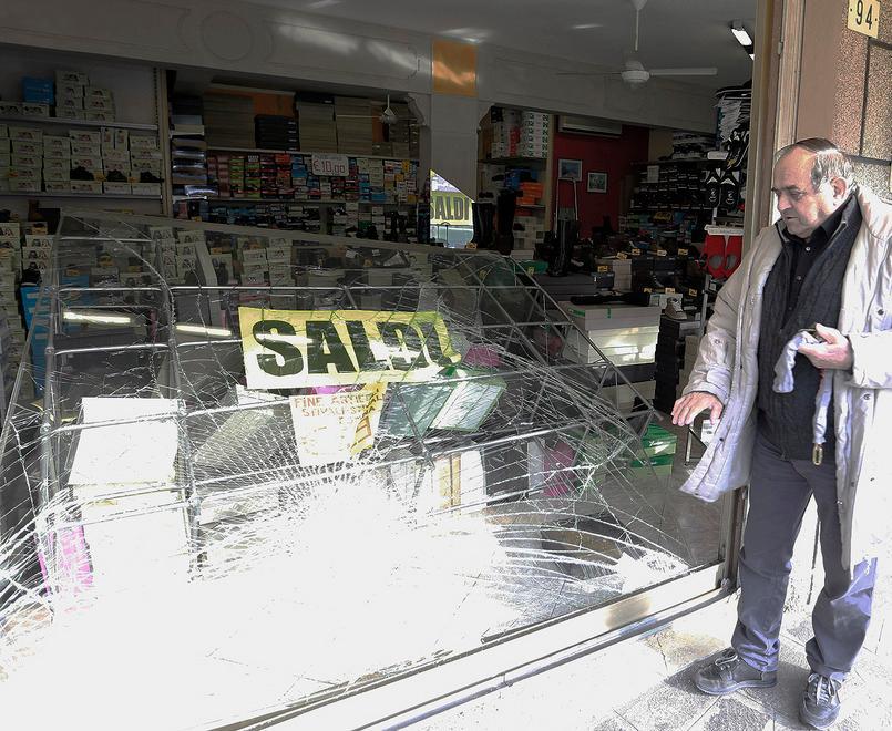 Fanno spaccata con auto ariete 