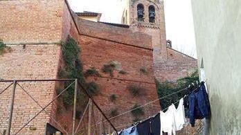 Scoppia la guerra dei panni stesi nel borgo alto