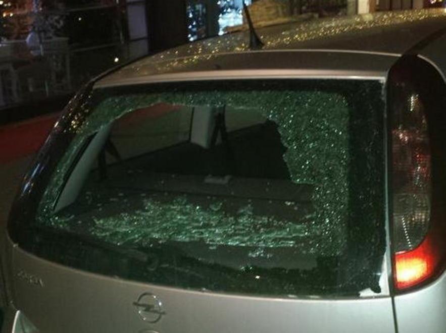 Vandali scatenati in pieno centro 