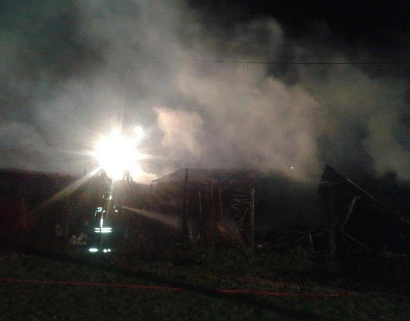 Baracca a fuoco, paura nella notte 