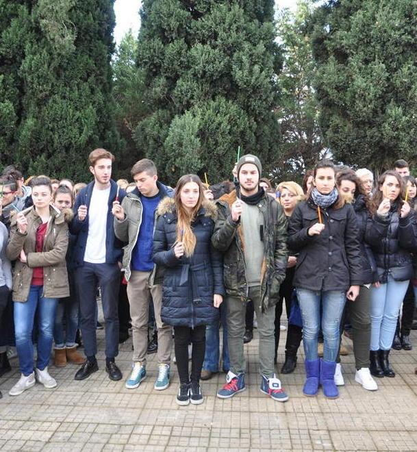  Studenti in strada con una matita 
