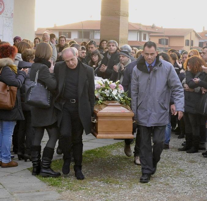 Una folla commossa per Sara 