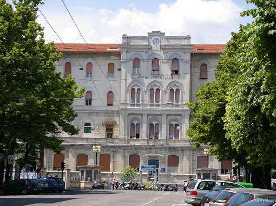Giovane sarzanese travolge ciclista e fugge