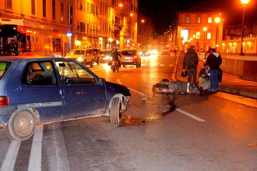 Scali Novi Lena, fa inversione e travolge scooterista: ferito 