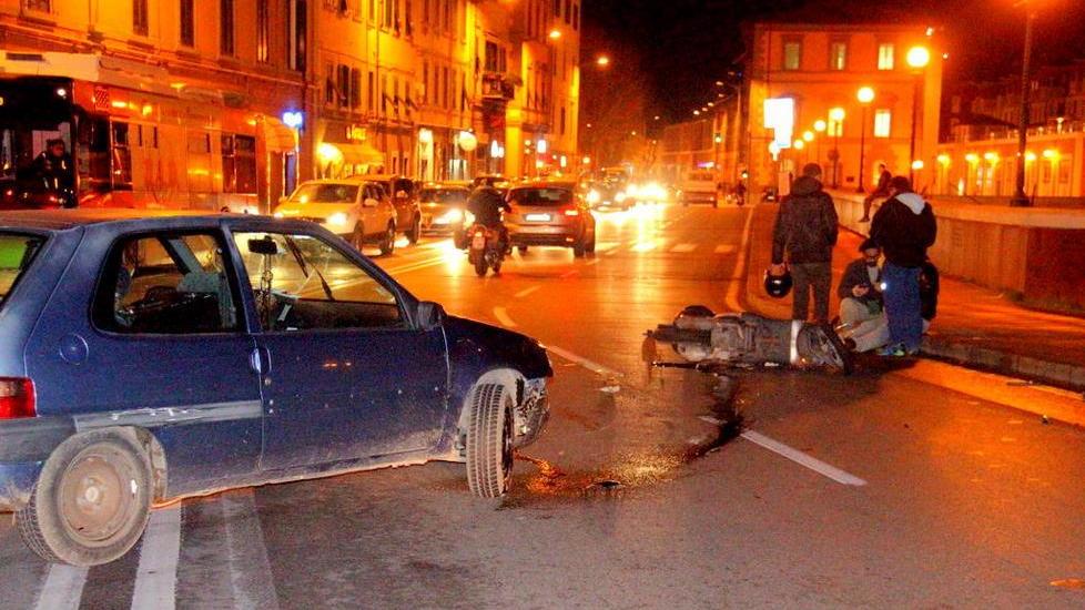 Scali Novi Lena, fa inversione e travolge scooterista: ferito