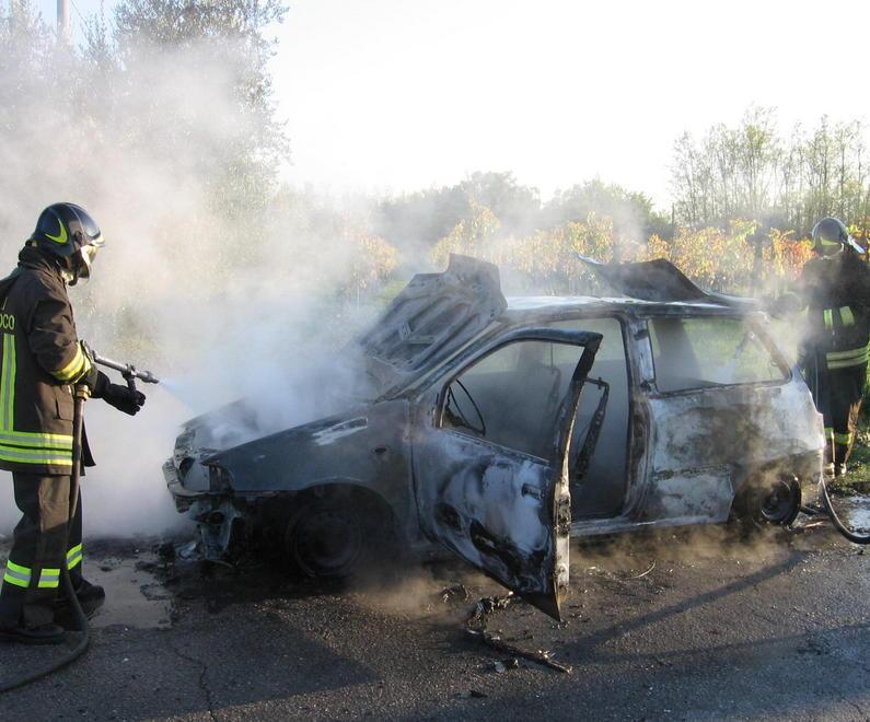 Scavalcano il cancello e danno fuoco a una Bmw nuova