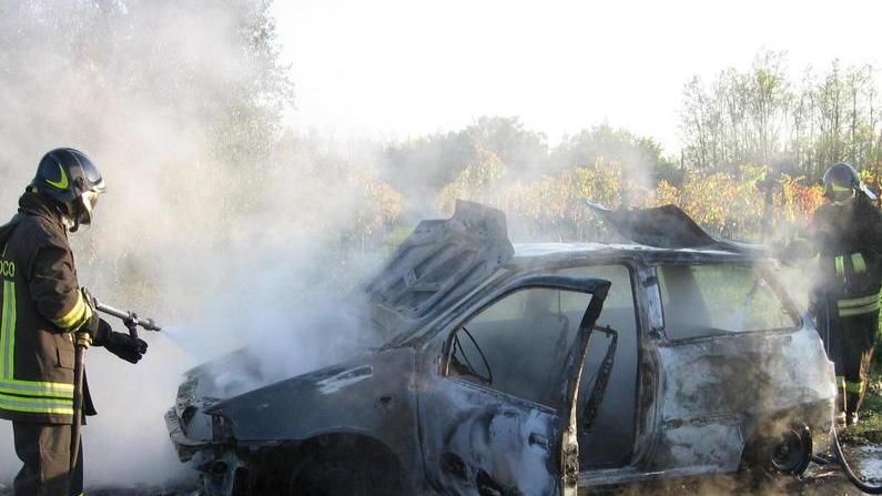 Scavalcano il cancello e danno fuoco a una Bmw nuova