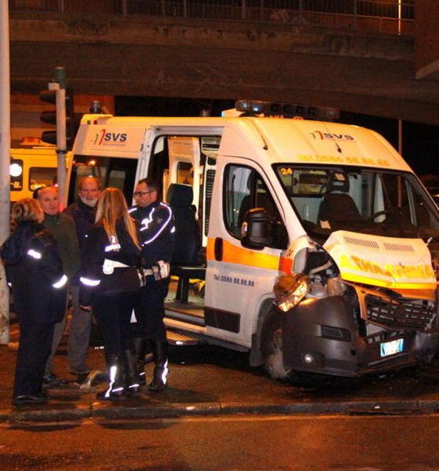 Ambulanza si scontra con un’auto 
