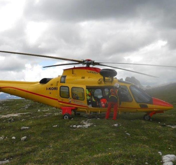 Ha un malore e chiede aiuto: stroncato in auto un 46enne
