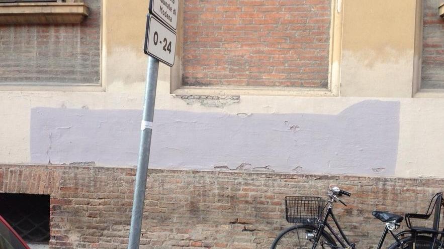 Scritta offensiva contro Zincani