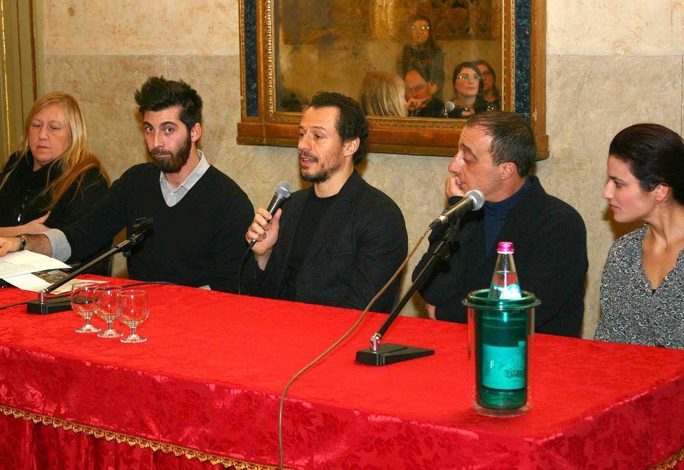 I fan ferraresi in massa per incontrare l’idolo Accorsi 