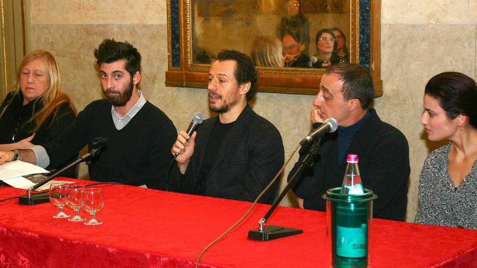 I fan ferraresi in massa per incontrare l’idolo Accorsi