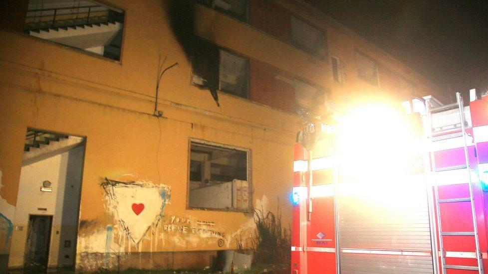 Materassi in fiamme alle Reggiane