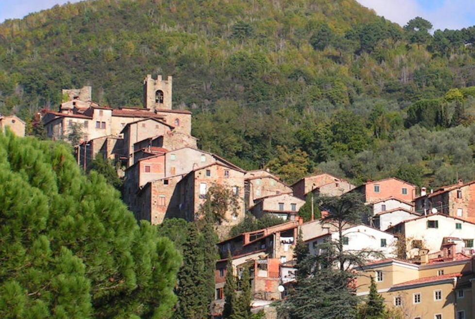 Il paese di Collodi con, in alto alla  sinistra del campanile, l'antica torre