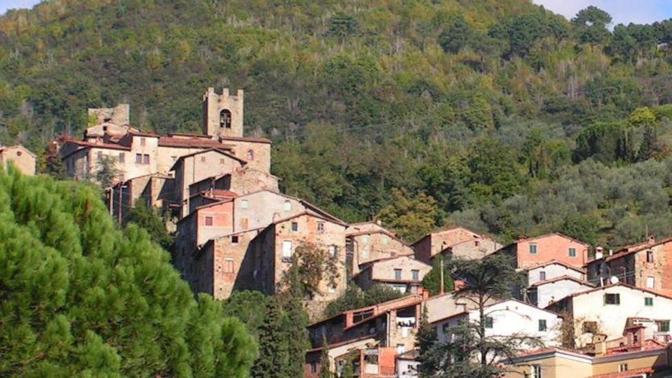 Il paese di Collodi con, in alto alla sinistra del campanile, l'antica torre