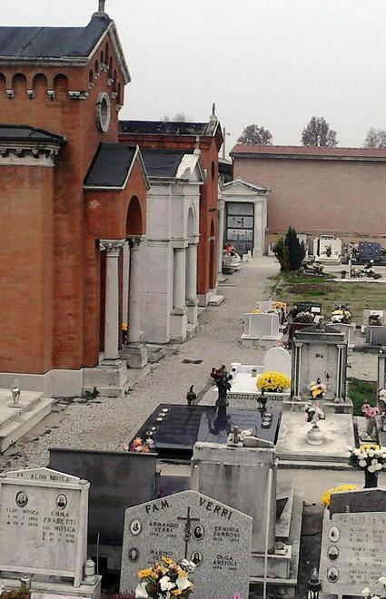 «Spogliata tre volte la tomba di mio marito» 