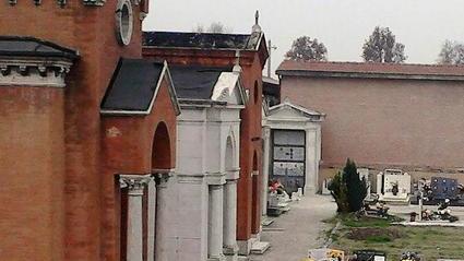 «Spogliata tre volte la tomba di mio marito»