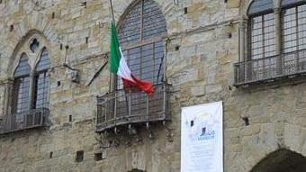 Bandiera a lutto per i morti di Parigi