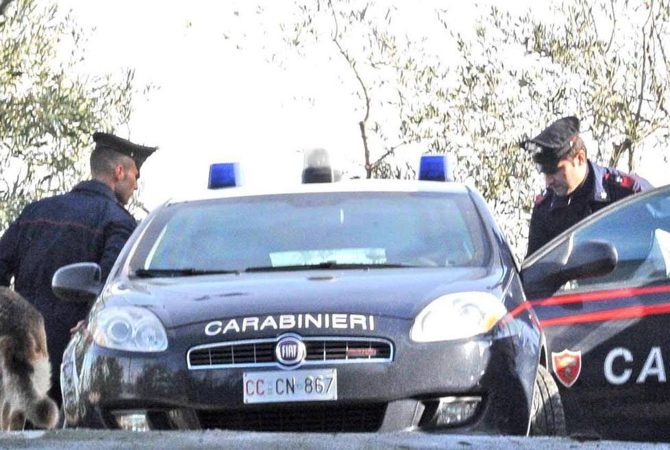 Fuggono con la pistola e 7 proiettili 