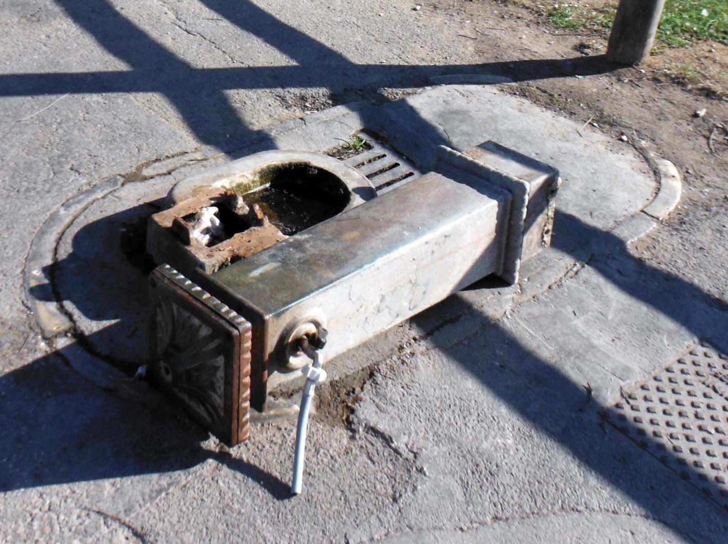La fontanella di Calamoresca divelta e abbattuta