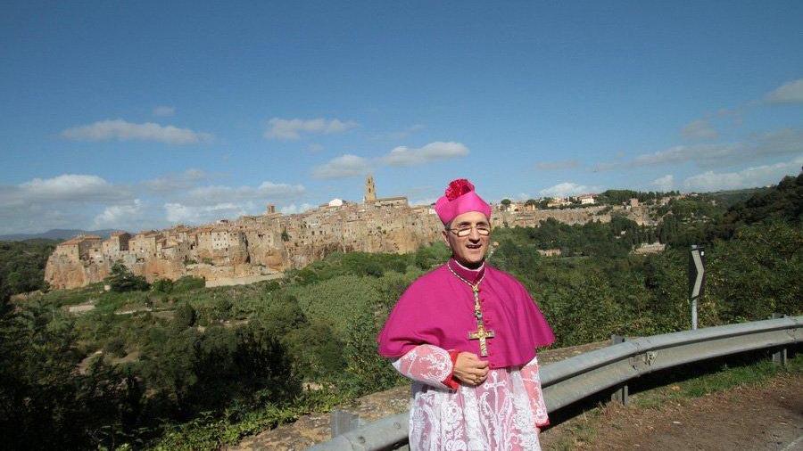Il vescovo Guglielmo Borghetti e sullo sfondo Pitigliano