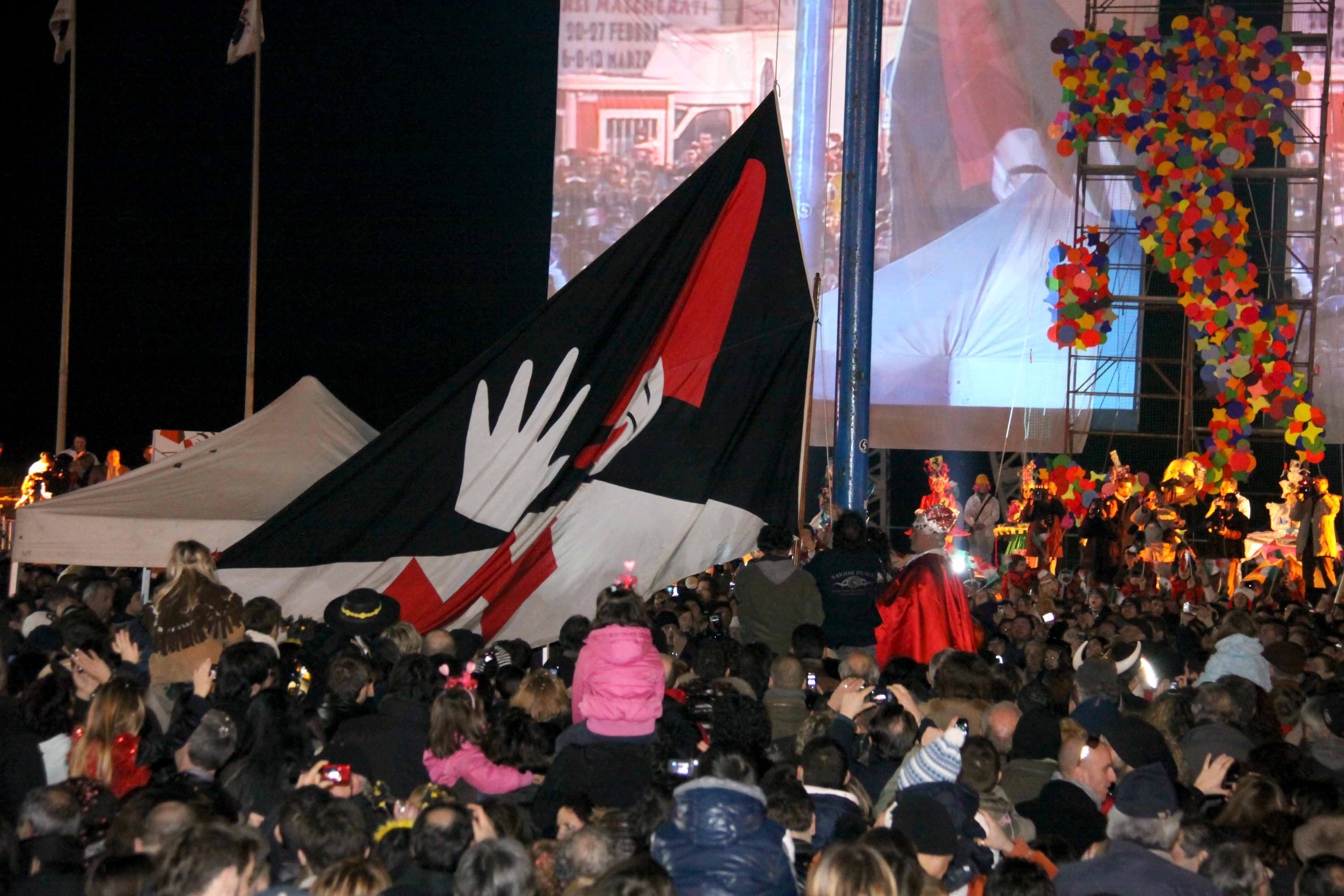 La cerimonia dell'alzabandiera in piazza Mazzini