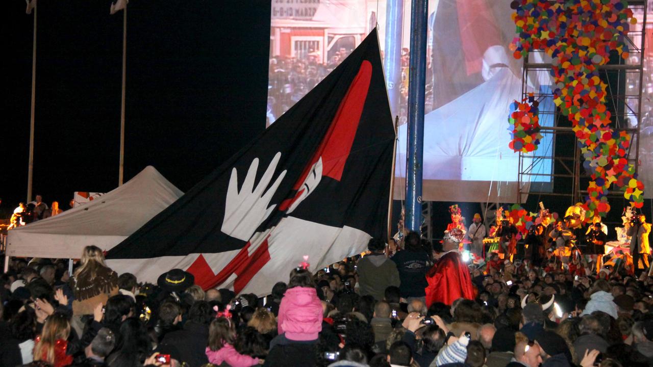 La cerimonia dell'alzabandiera in piazza Mazzini
