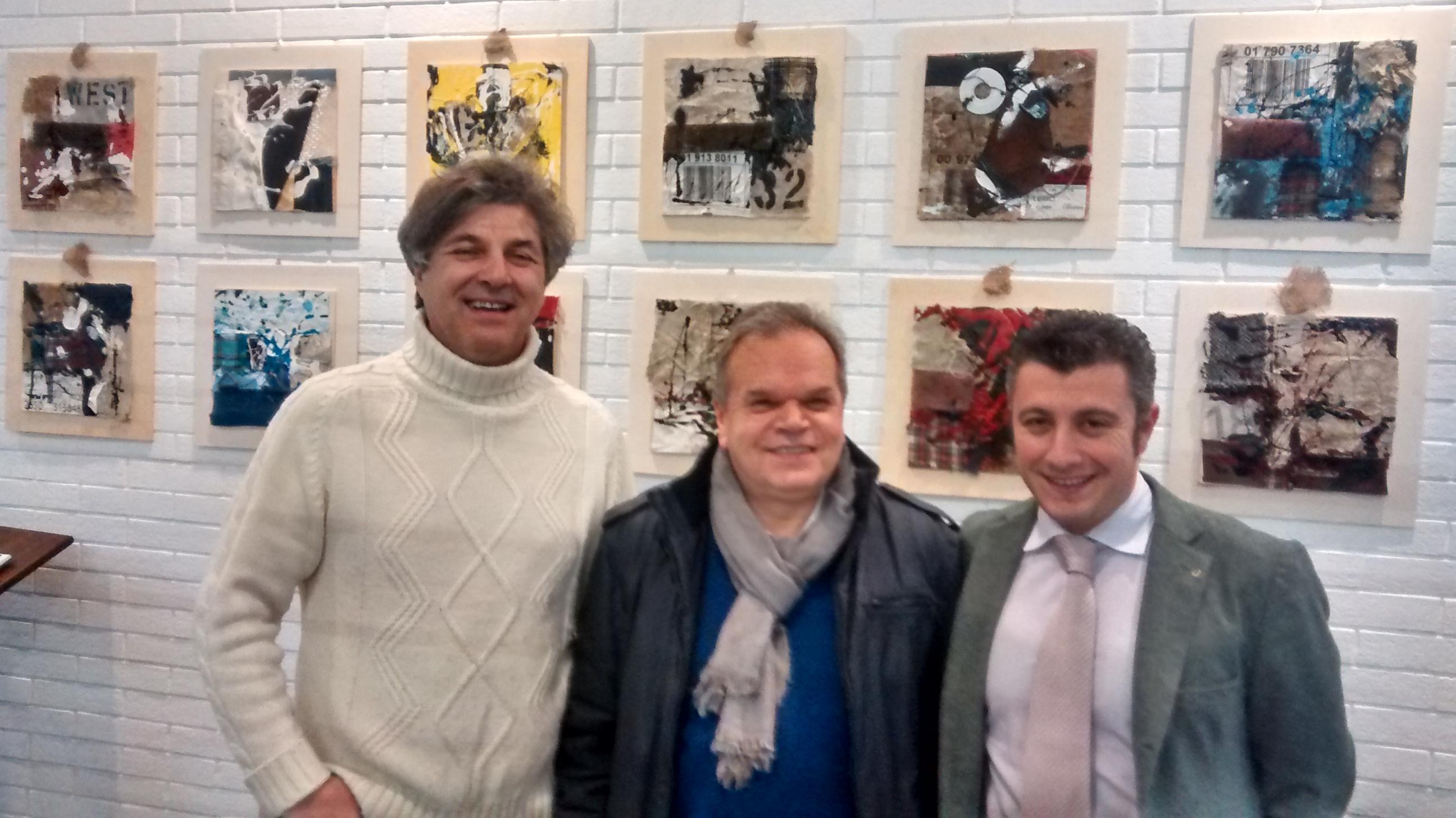 La presentazione dell'iniziativa, sullo sfondo le opere in mostra