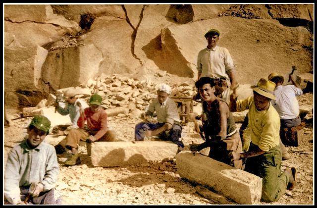 In una foto d'epoca scalpellini al lavoro in una casa di San Piero in Campo