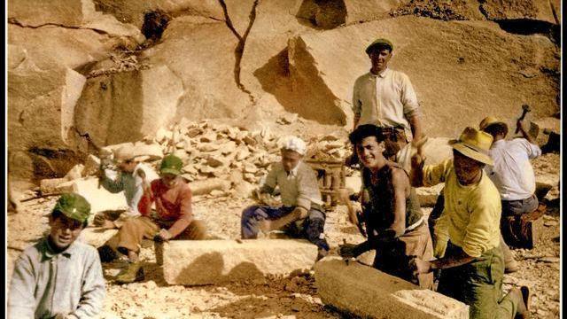 In una foto d'epoca scalpellini al lavoro in una casa di San Piero in Campo