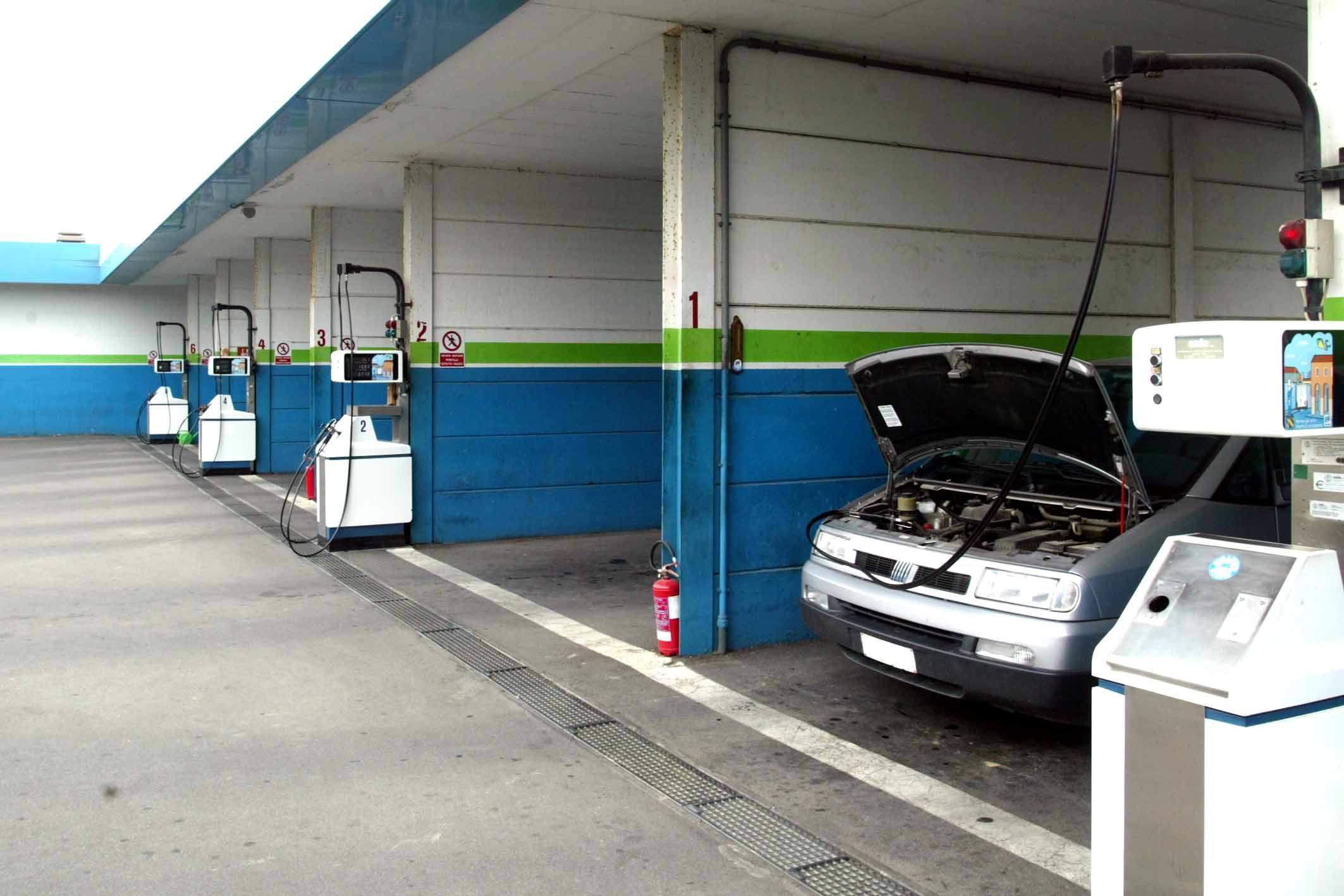 Un impianto di gas metano (foto di archivio)