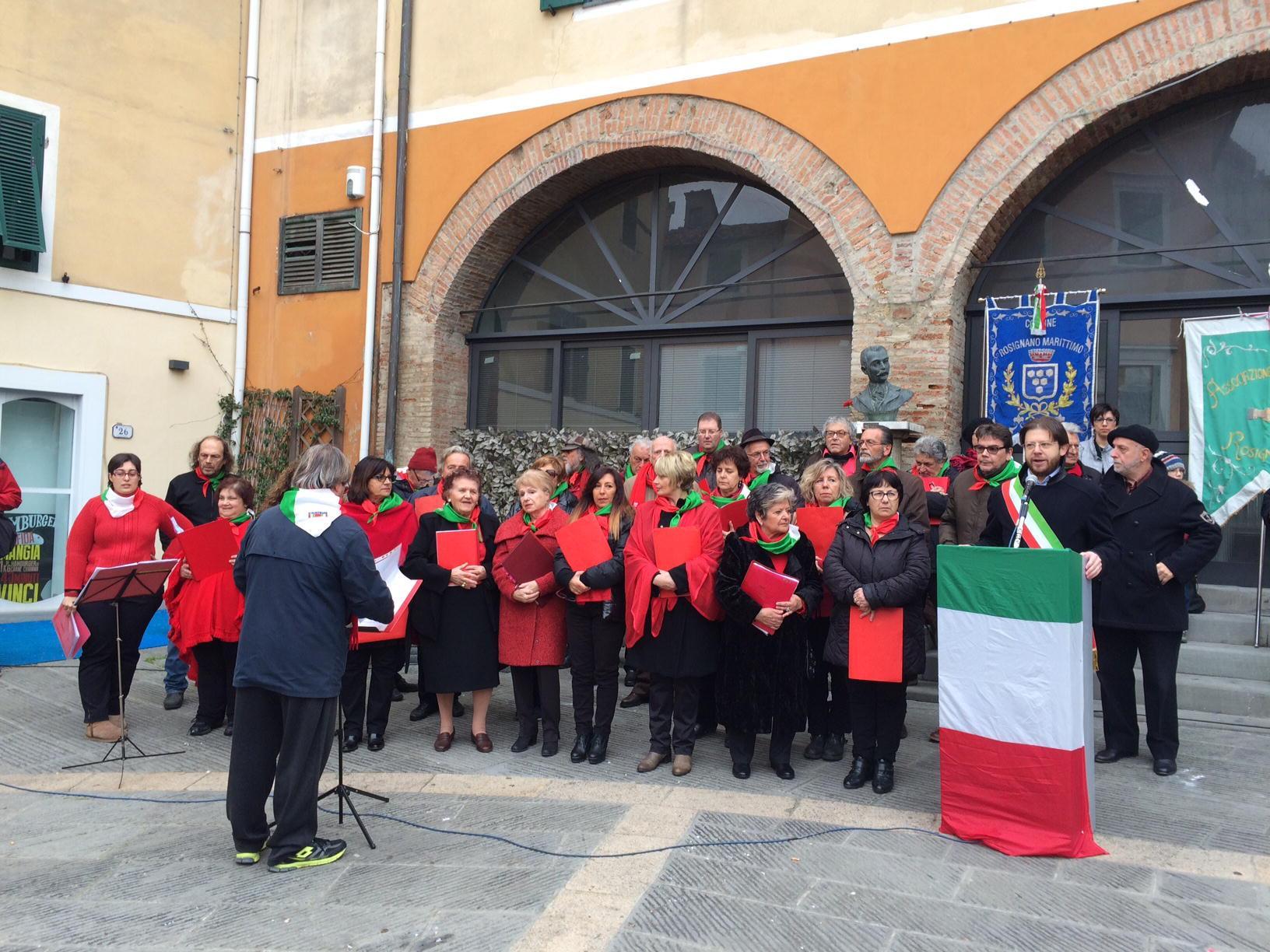 Il coro dell'Anpi e il sindaco Franchi (foto Falorni/Silvi)