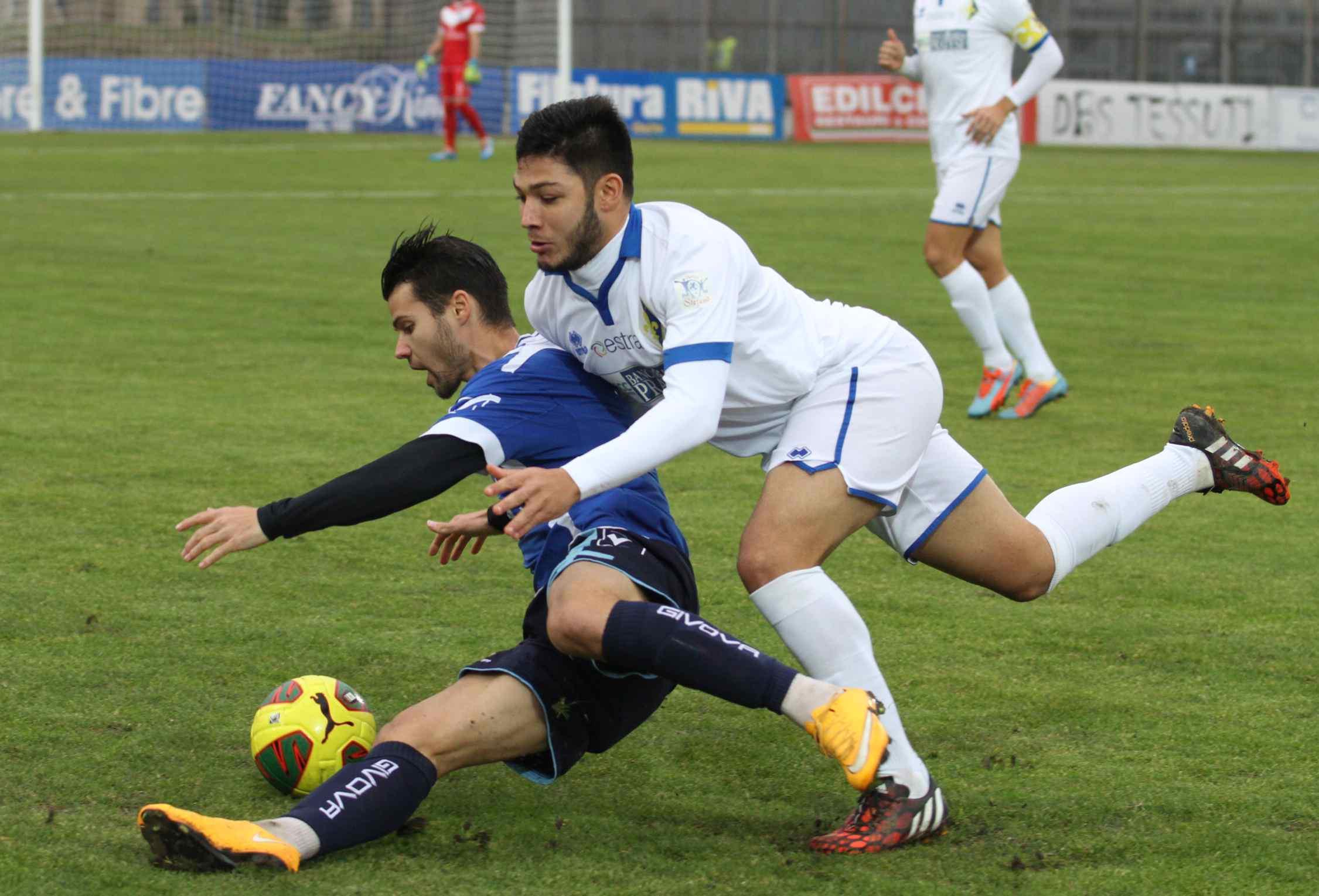 Un'azione di gioco del primo tempo di Prato-San Marino (foto Batavia)