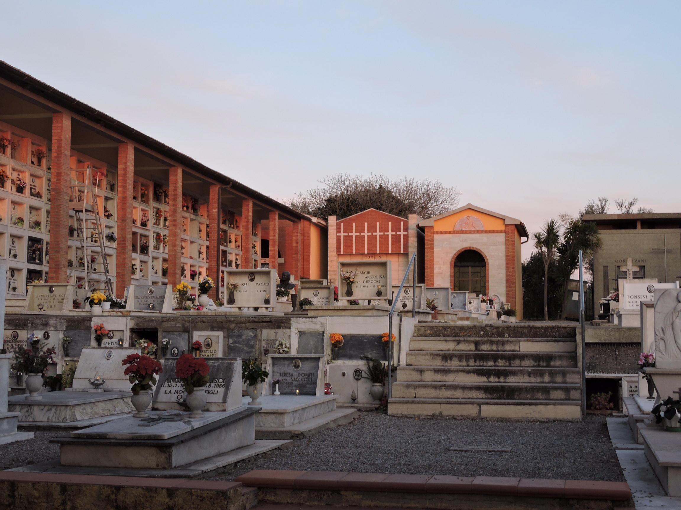 Il cimitero di Magliano in Toscana (foto Enzo Russo)