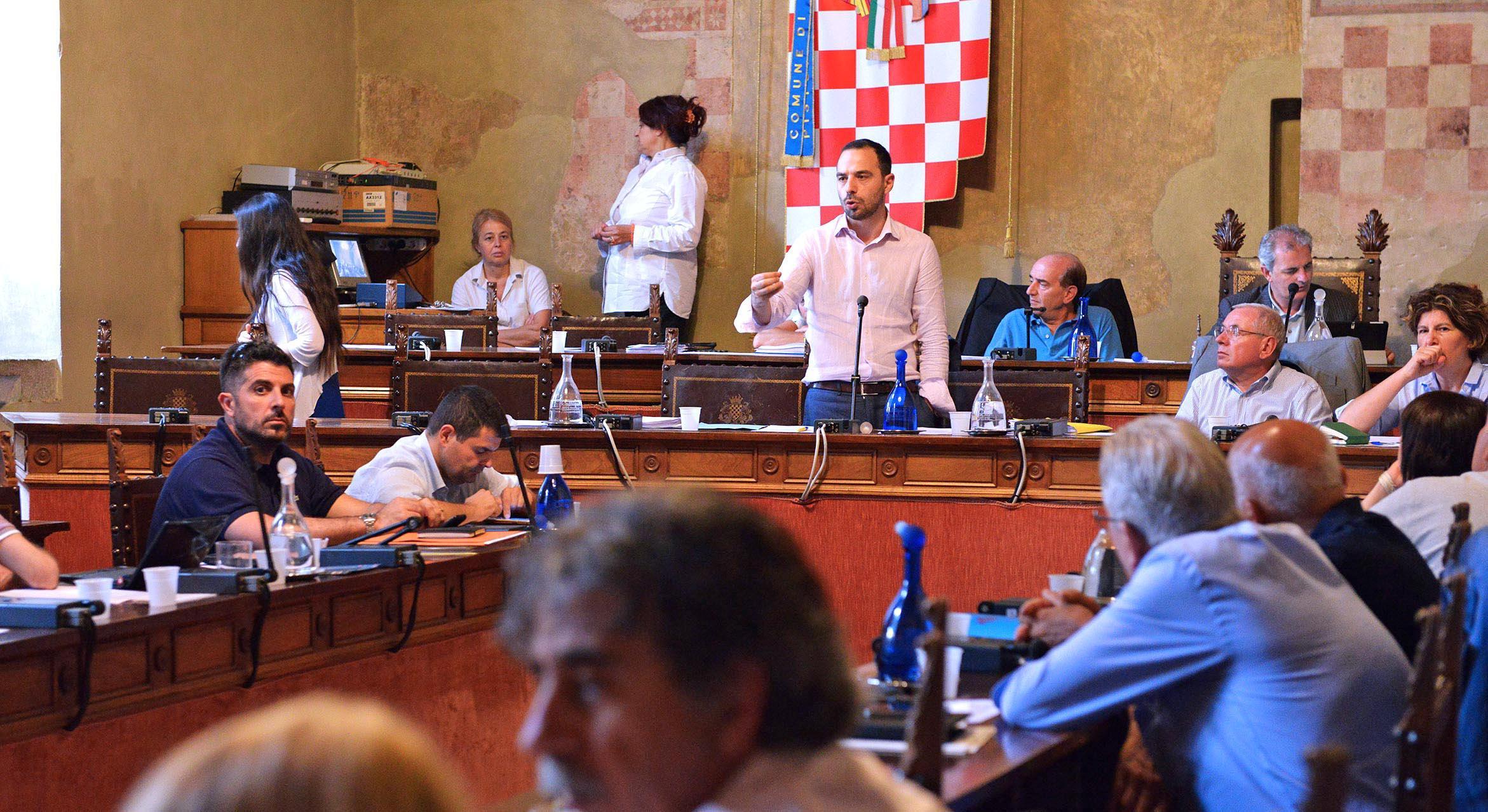 Comune, opposizione e sindaco ai ferri corti