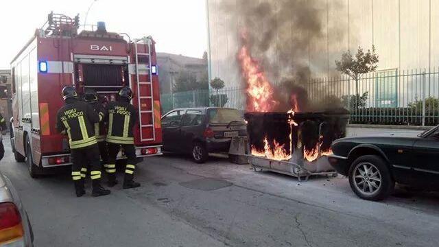 Il cassonetto in fiamme in via Teano nella foto scattata da Dimitri Ulivieri