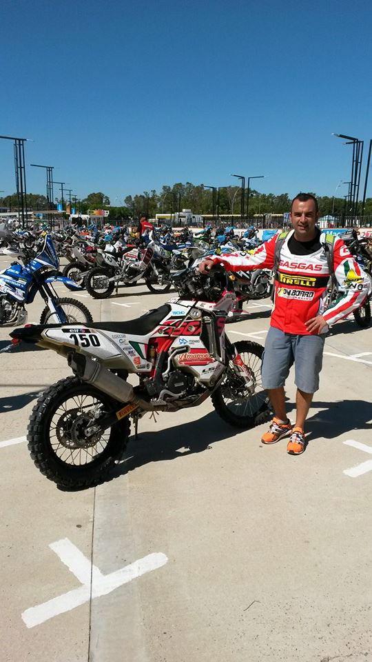 Matteo Casuccio con la sua moto in Sud America per la Dakar 2015