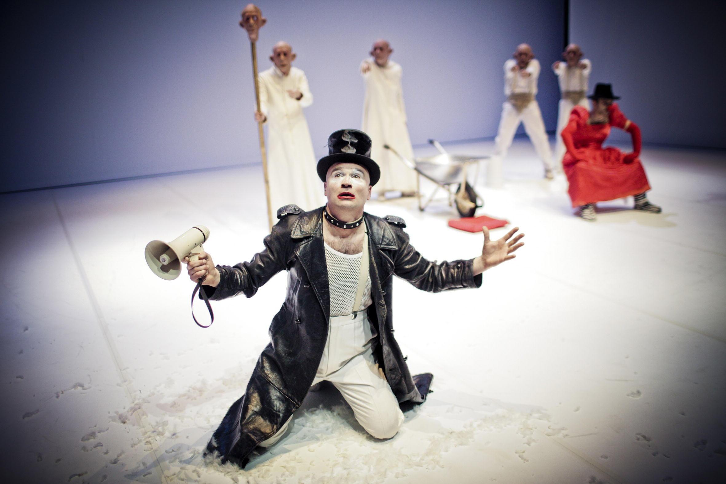 Una scena dell'Ubu Roi di Roberto Latini