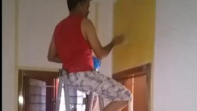 Alì durante i lavori di ristrutturazione della casa di Marina di Cecina