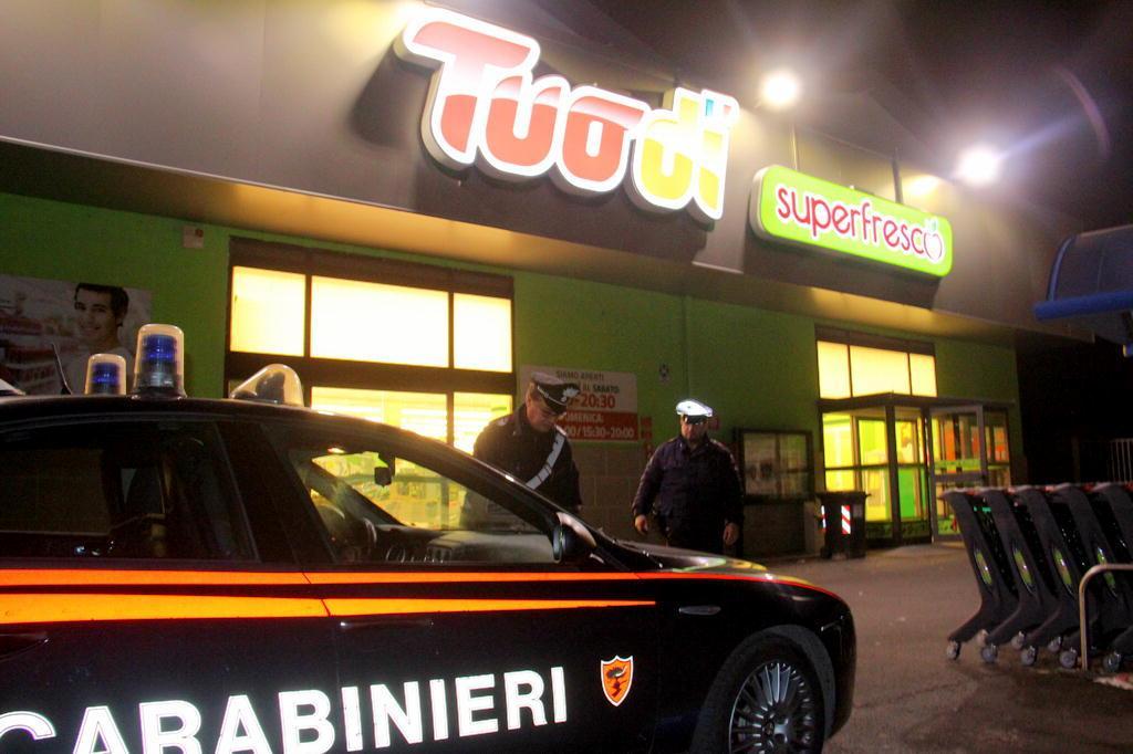 I carabinieri al Tuodì rapinato in via Lulli (Marzi/Pentafoto)