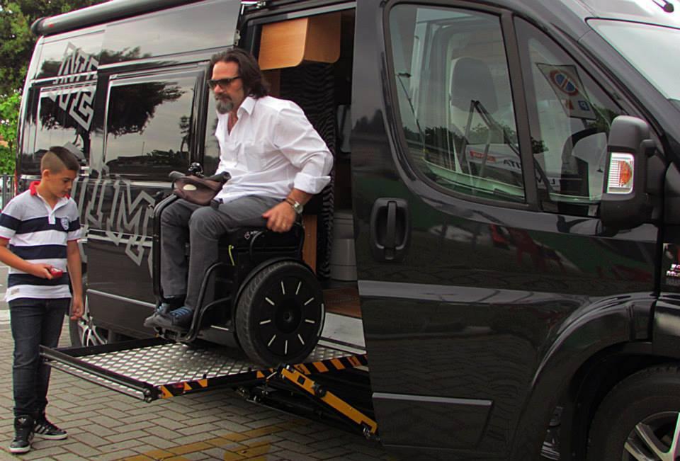 Fabrizio Torsi scende in carrozzina dal camper Nerissimo