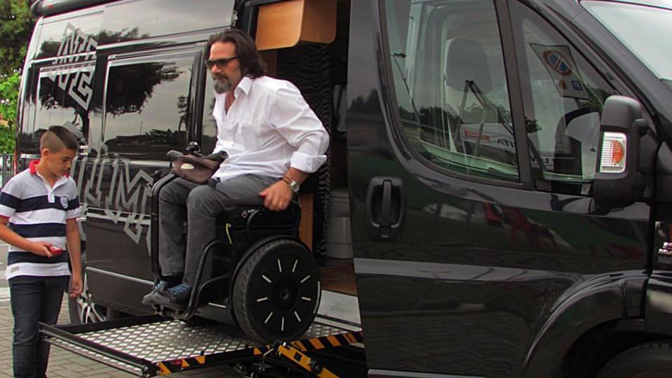 Fabrizio Torsi scende in carrozzina dal camper Nerissimo