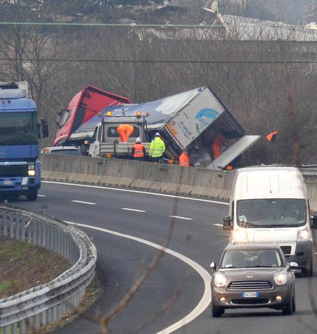 Tir fuori strada, illeso il conducente