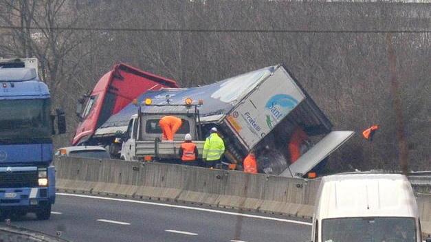 Tir fuori strada, illeso il conducente